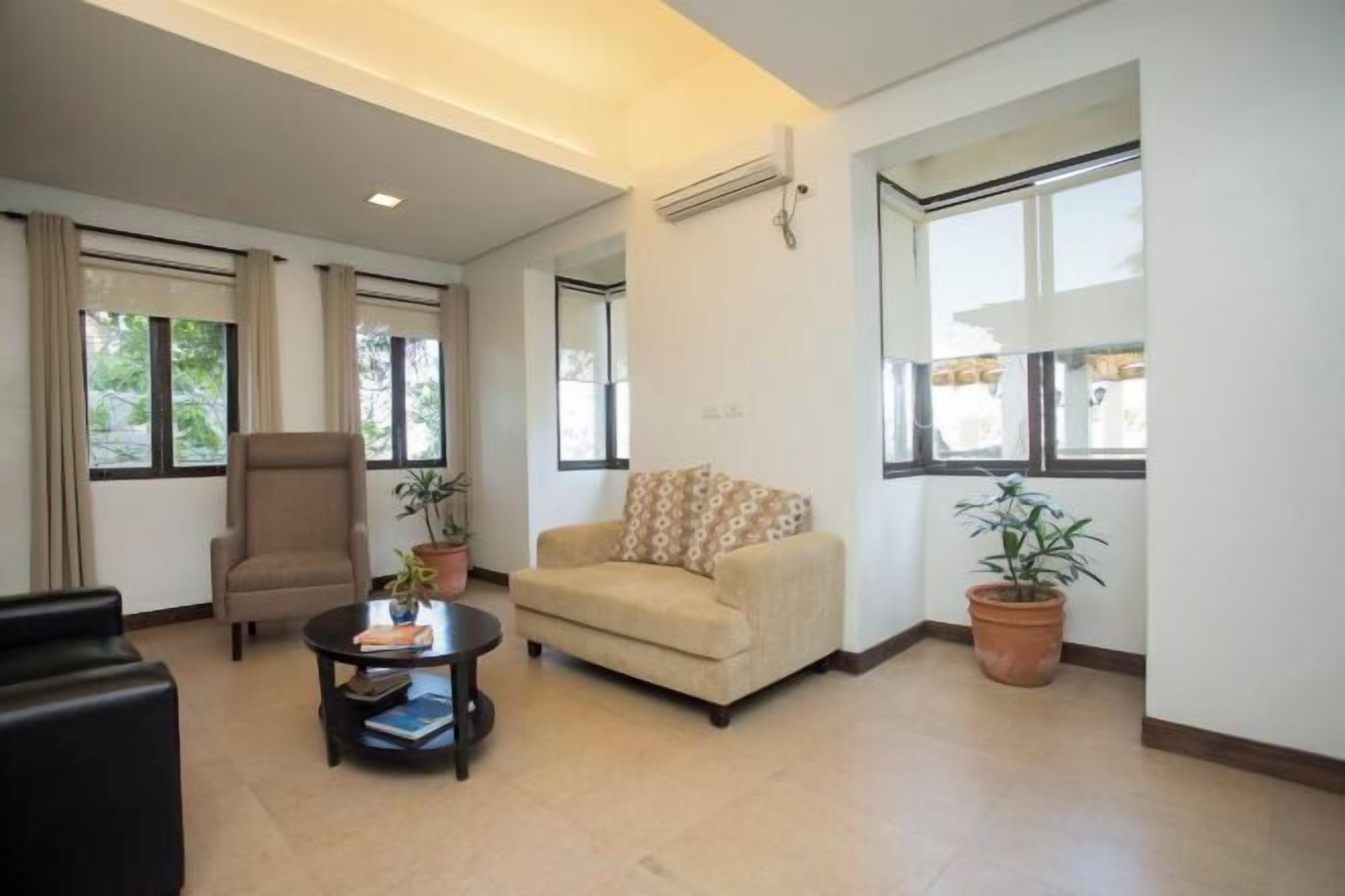 Living area | 21-inch LCD TV with cable channels, TV