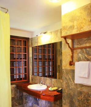 Combined shower/tub, free toiletries, hair dryer, towels - Waterside Resort Spa (Hoi An)