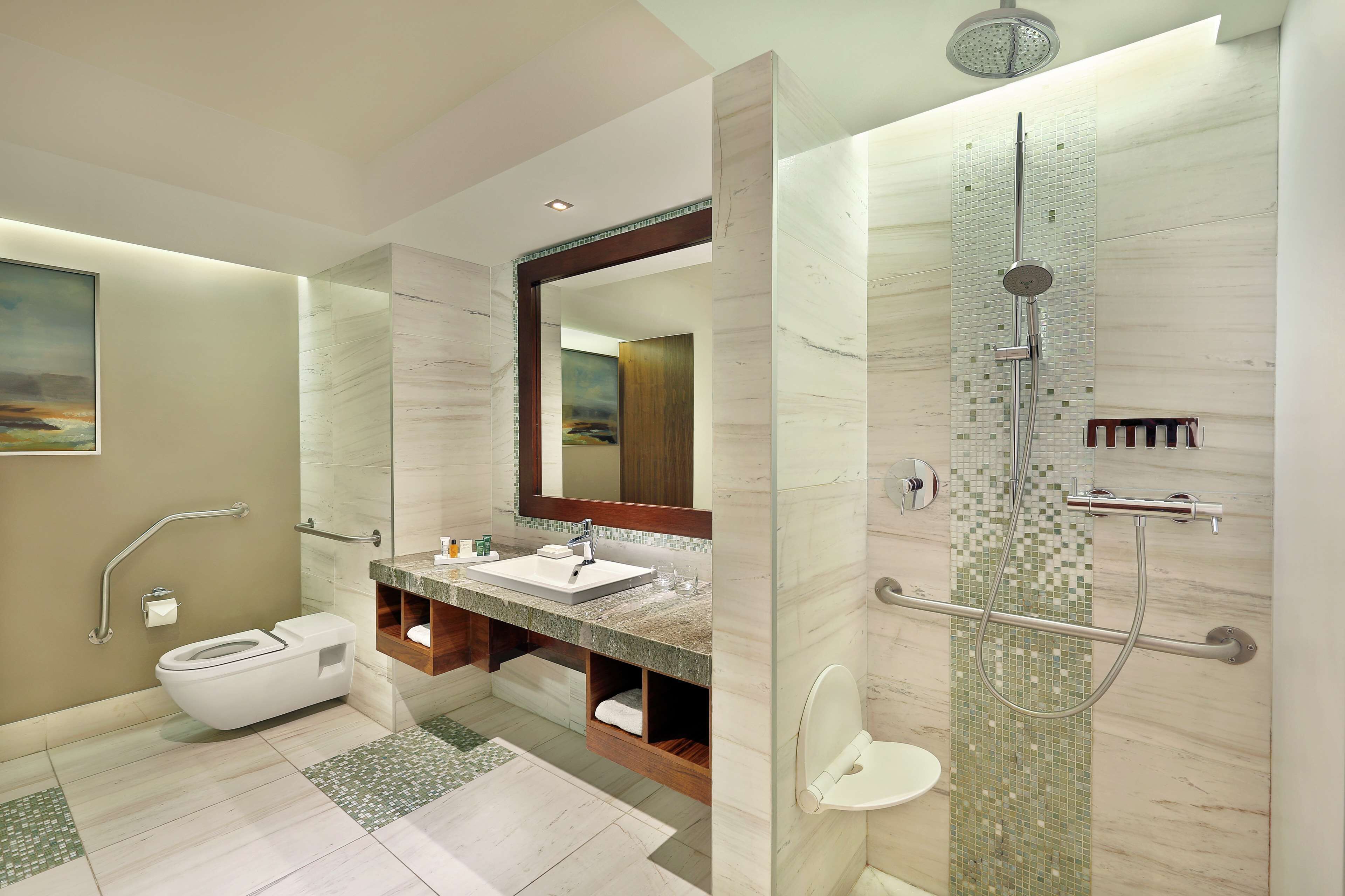 Un baño moderno con inodoro, lavabo y ducha.