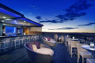 Bar junto a la piscina