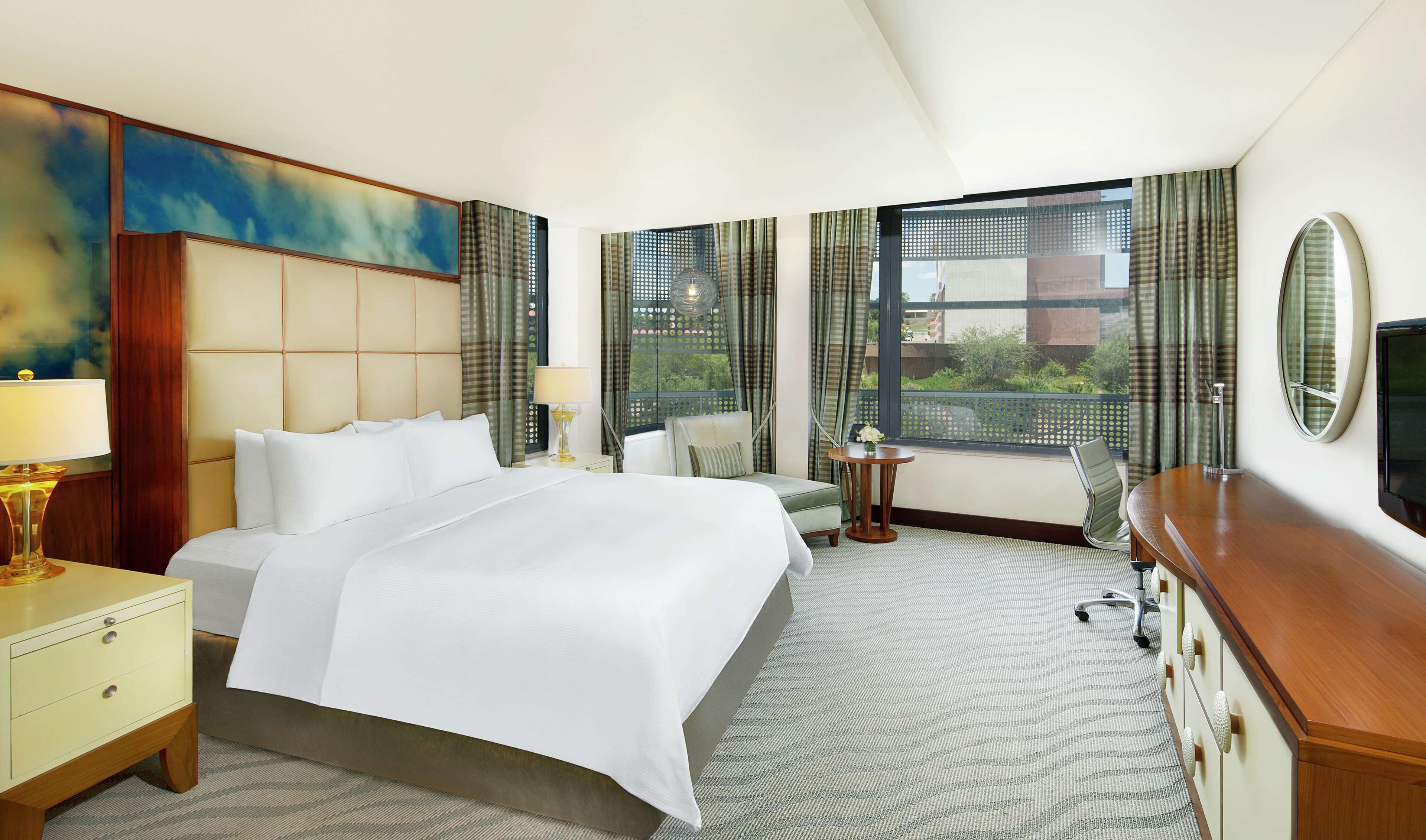Deluxe Room, 1 King Bed | Pillowtop beds, minibar, in-room safe, desk