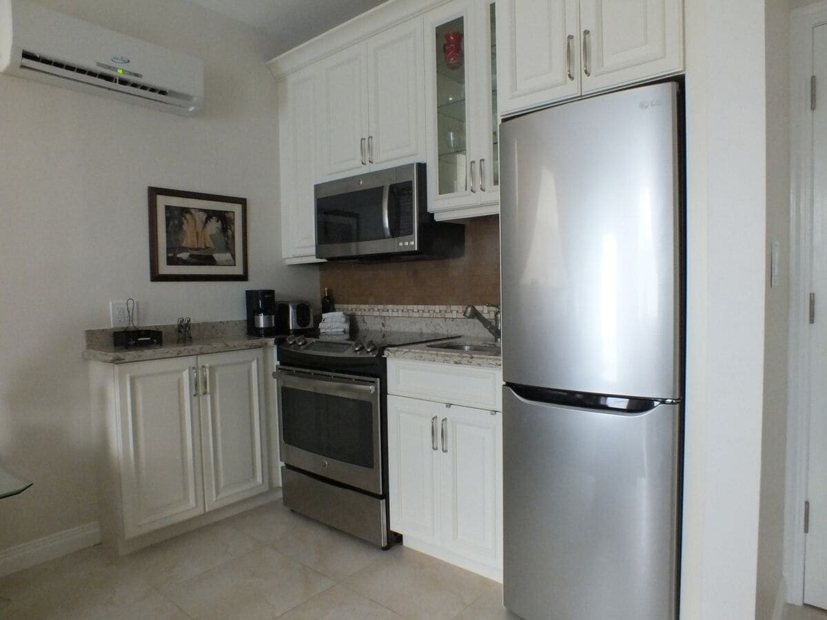 studio | private kitchen | full-sized fridge, microwave, stovetop, coffee/tea maker