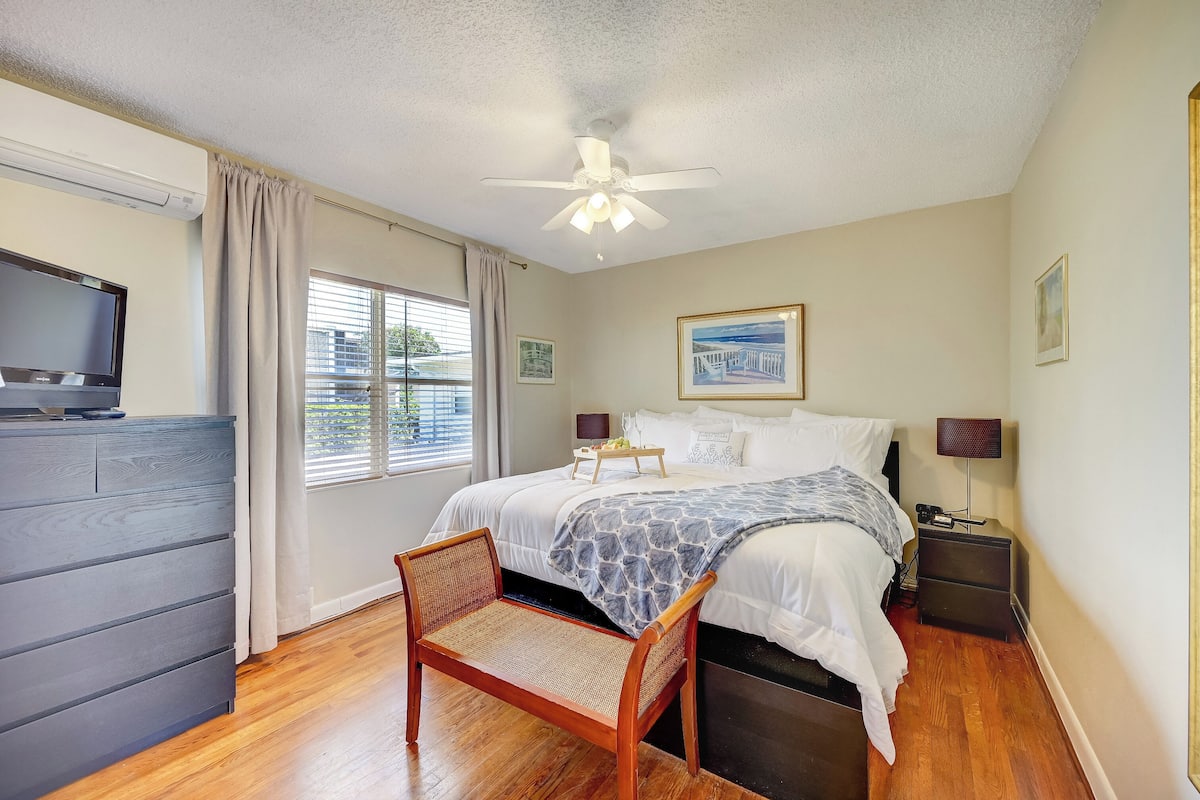 Apartment 32 | 1 bedroom, in-room safe, individually decorated, individually furnished