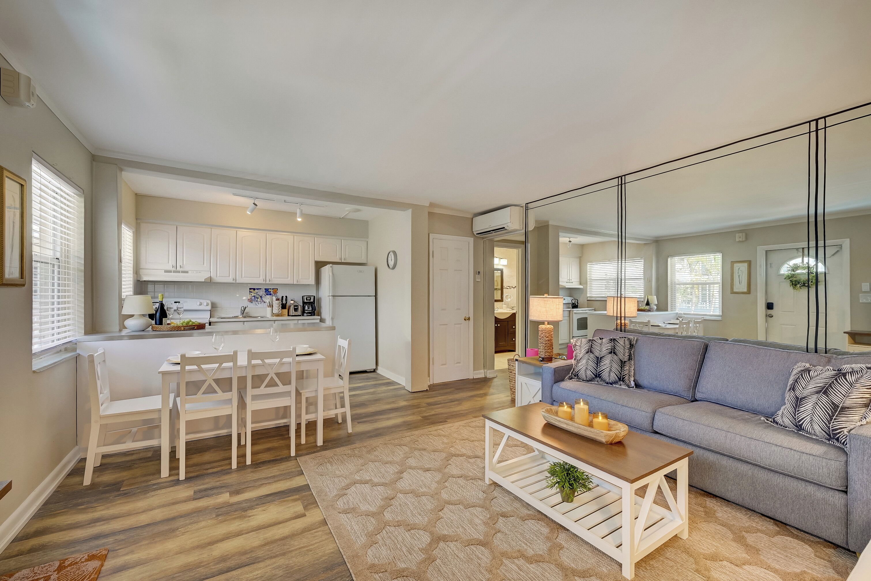 Apartamento | Área de estar | TV de tela plana 25 polegadas com canais via satélite, TV