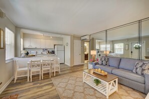 公寓 | 起居區 | 25-吋平面電視、衛星頻道、電視