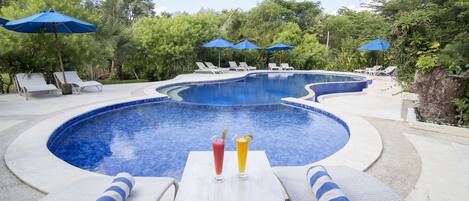 室外游泳池,開放時間為 07:30 至 19:00,提供泳池遮陽傘和日光浴躺椅