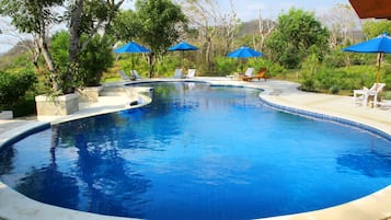 Piscine extérieure, parasols de plage, chaises longues