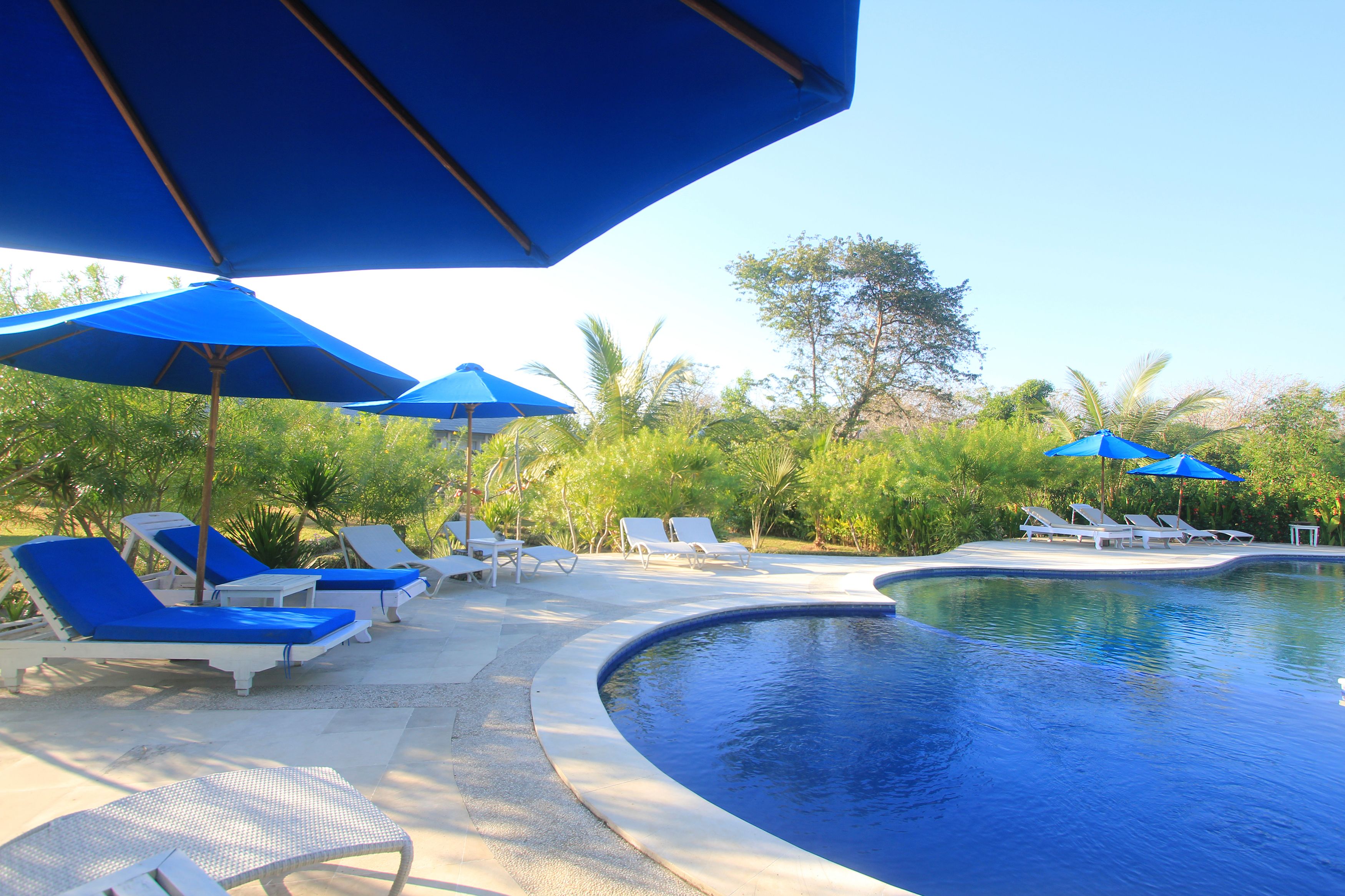 outdoor pool, open 7:30 am to 7:00 pm, pool umbrellas, pool loungers