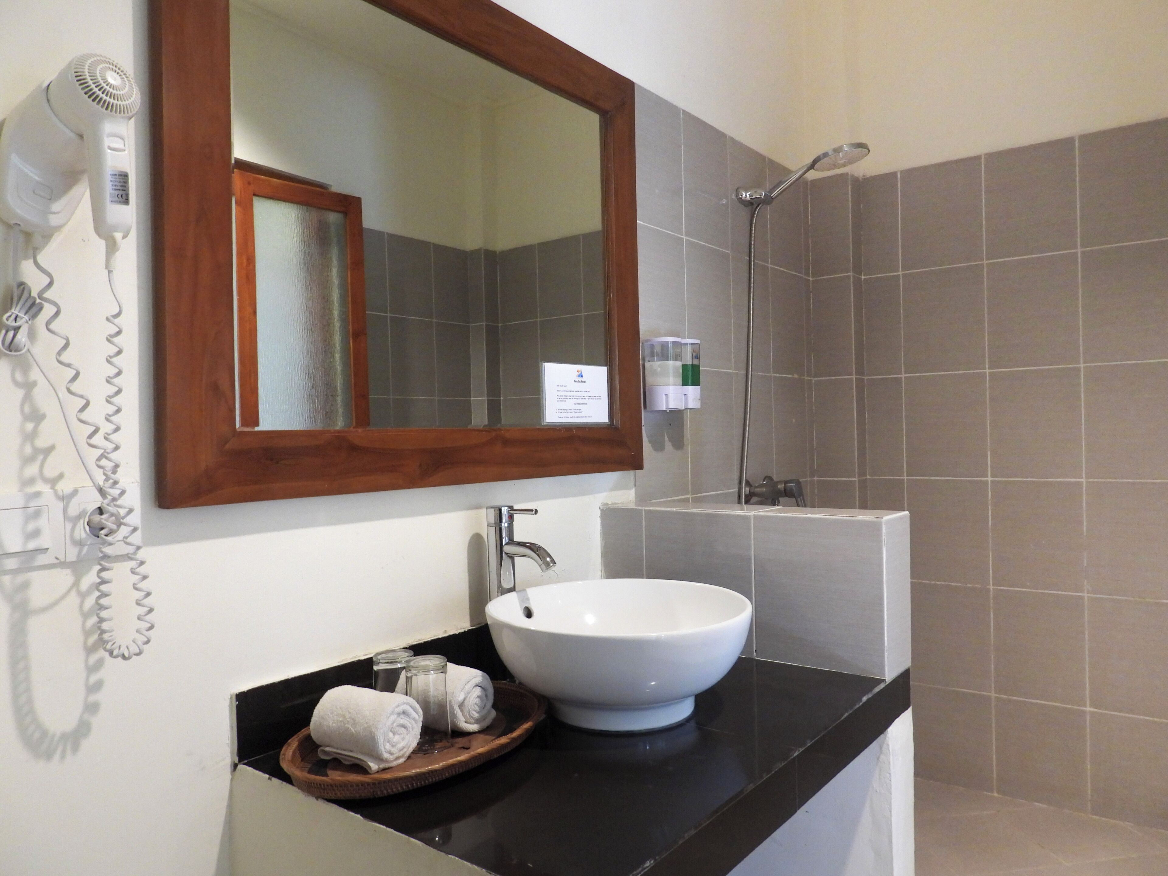 superior double room | bathroom | free toiletries, towels, soap, shampoo