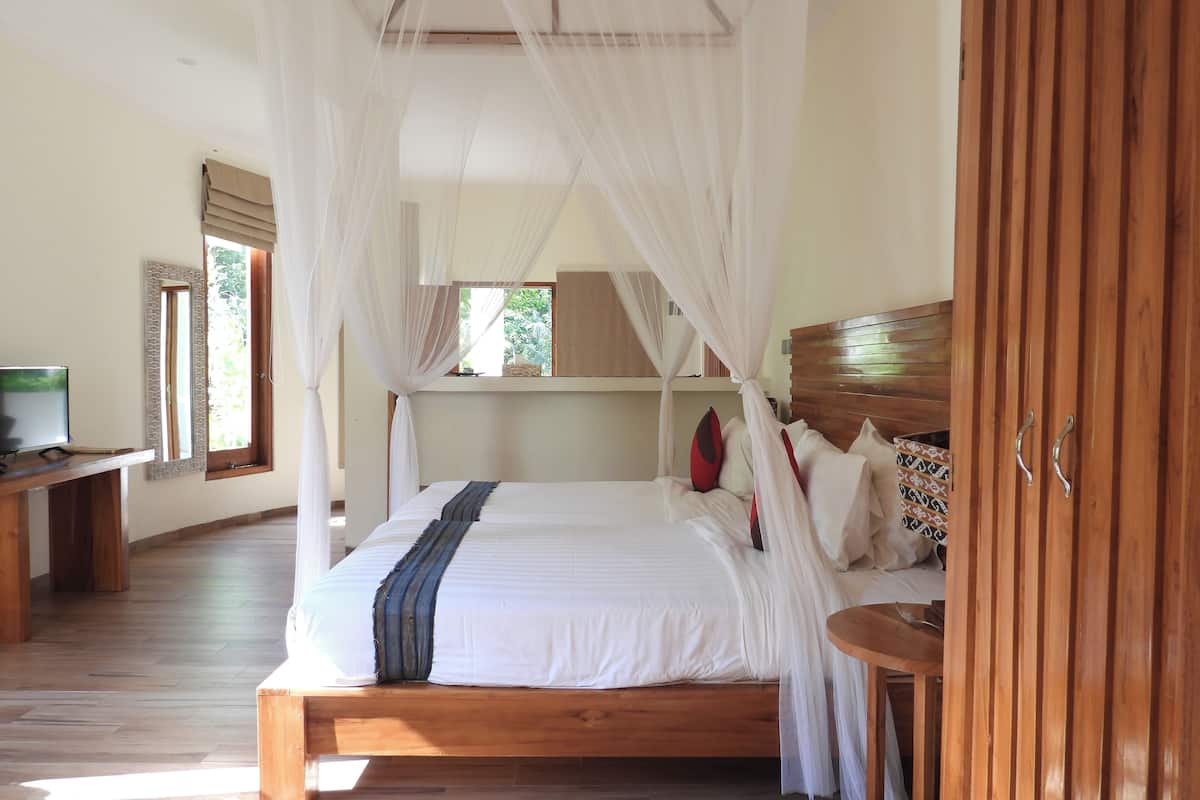 two-bedroom villa  | premium bedding, in-room safe, desk, laptop workspace