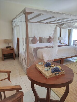 Kamar Double Deluks | Seprai premium, brankas, meja kerja, dan ruang kerja ramah laptop