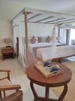 华丽双人房 | 高档床上用品、客房内保险箱、办公桌、笔记本电脑工作区