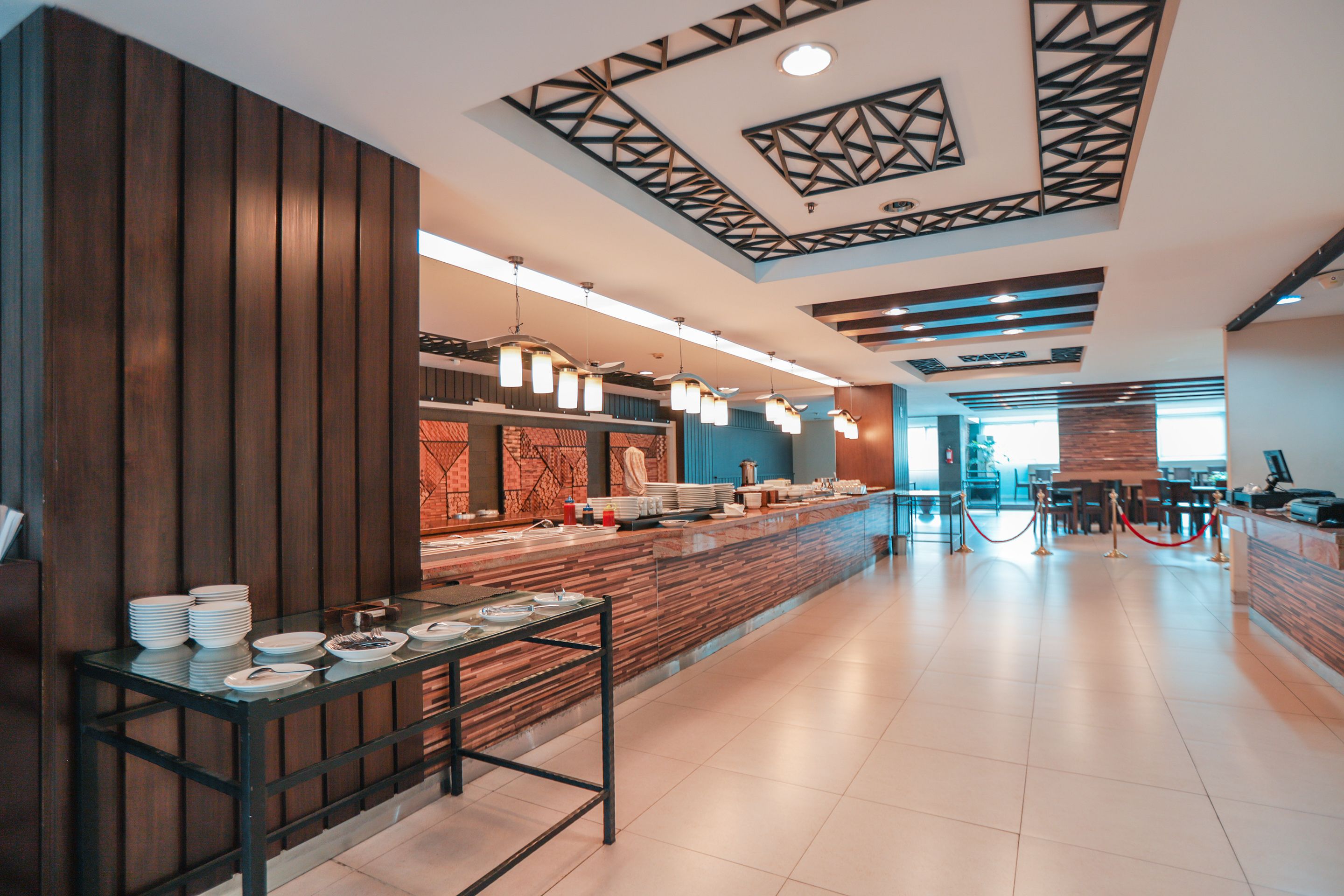 Café da manhã, almoço e jantar; culinária internacional 