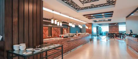 Melayani sarapan dan makan siang dengan sajian masakan internasional