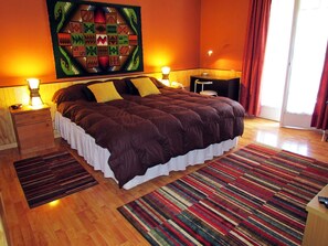 Superior-Doppelzimmer, 1 King-Bett | Zimmersafe, individuell dekoriert, Schreibtisch, Bügeleisen/Bügelbrett