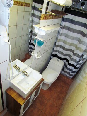 Superior Double Room, 1 Queen Bed | Bathroom | Shower, rainfall showerhead, free toiletries, hair dryer - Intiwasi Hotel (Santiago)