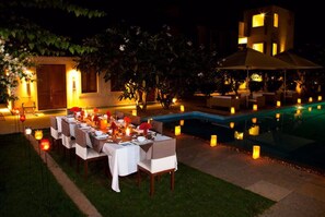 S'hi serveixen plats de cuina internacional