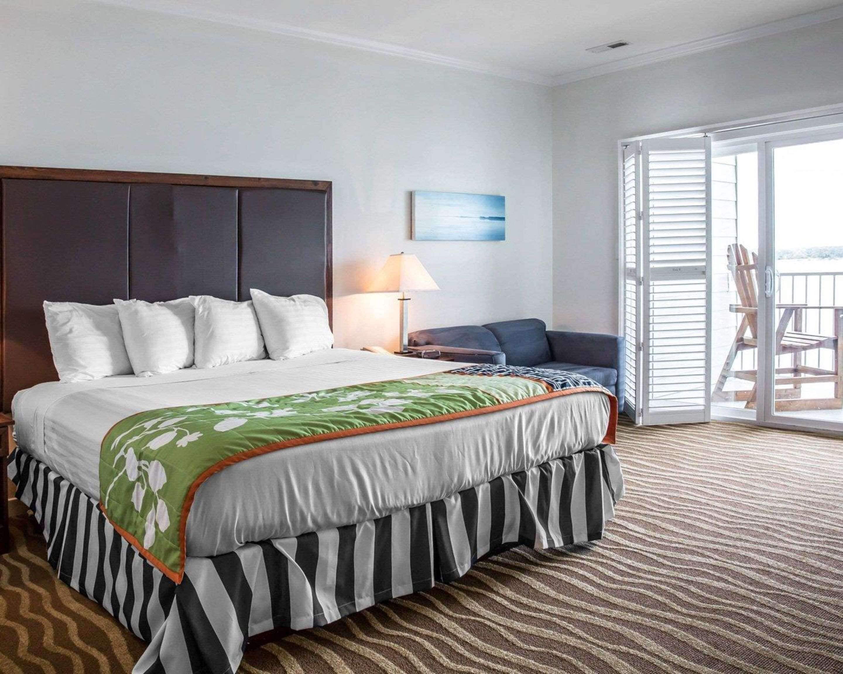 in-room safe, desk, laptop workspace, iron/ironing board