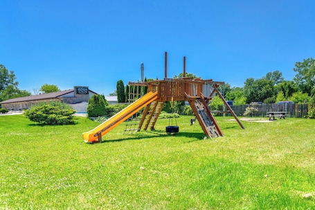 Área de juegos infantiles al aire libre. The Gables inn