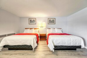 Habitació doble Deluxe, 2 llits de matrimoni, no fumadors, banyera | Llençols de cotó egipci, roba de llit d'alta qualitat i cobrellits 