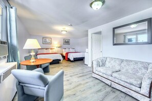 Quarto casal luxo, 2 camas Queen, para não fumantes, banheira | Roupas de cama de algodão egípcio, roupas de cama premium