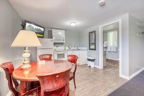 Refrigerador, microondas, cafetera y tetera y horno tostador