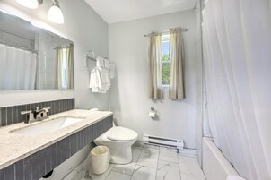Bañera con ducha, bañera profunda, cabezal de ducha tipo lluvia