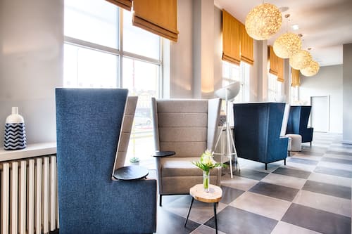 Coin salon dans le hall