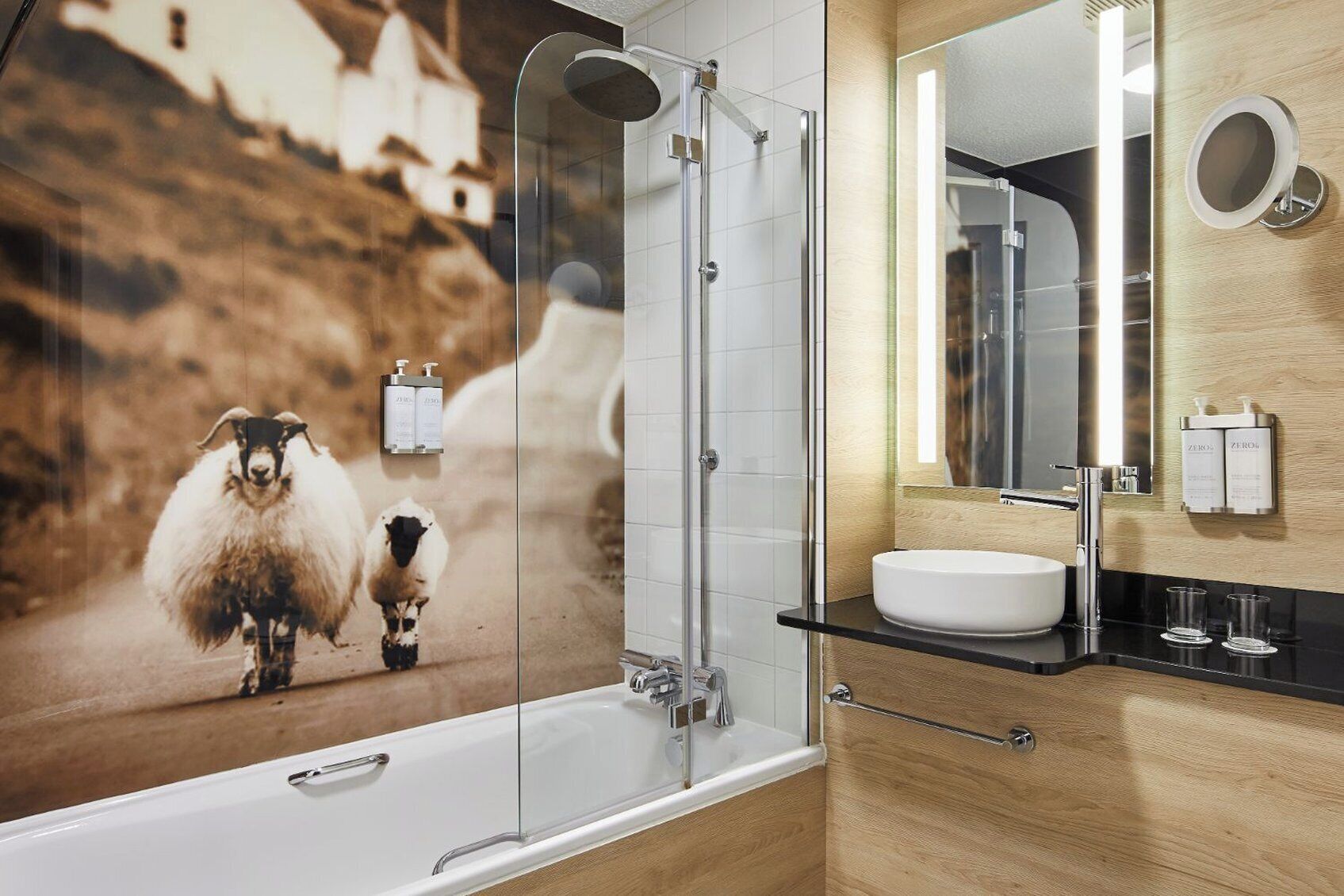 rainfall showerhead, free toiletries, towels