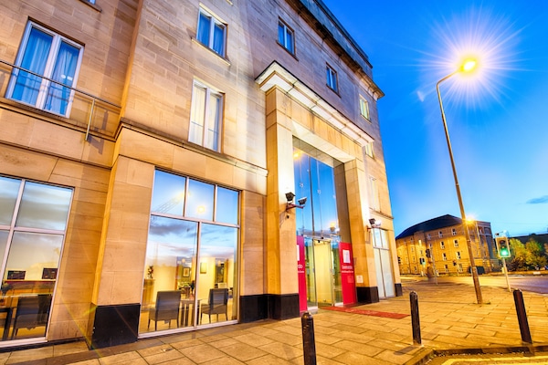 Framhlið gististaðar – að kvöld-/næturlagi