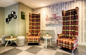 Coin salon dans le hall