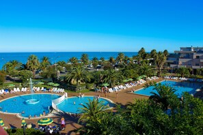 Outdoor pool, pool umbrellas, sun loungers - IHR Residence Club Hotel Le Terrazze (Grottammare)