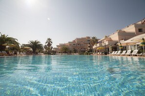 Outdoor pool, pool umbrellas, sun loungers - IHR Residence Club Hotel Le Terrazze (Grottammare)