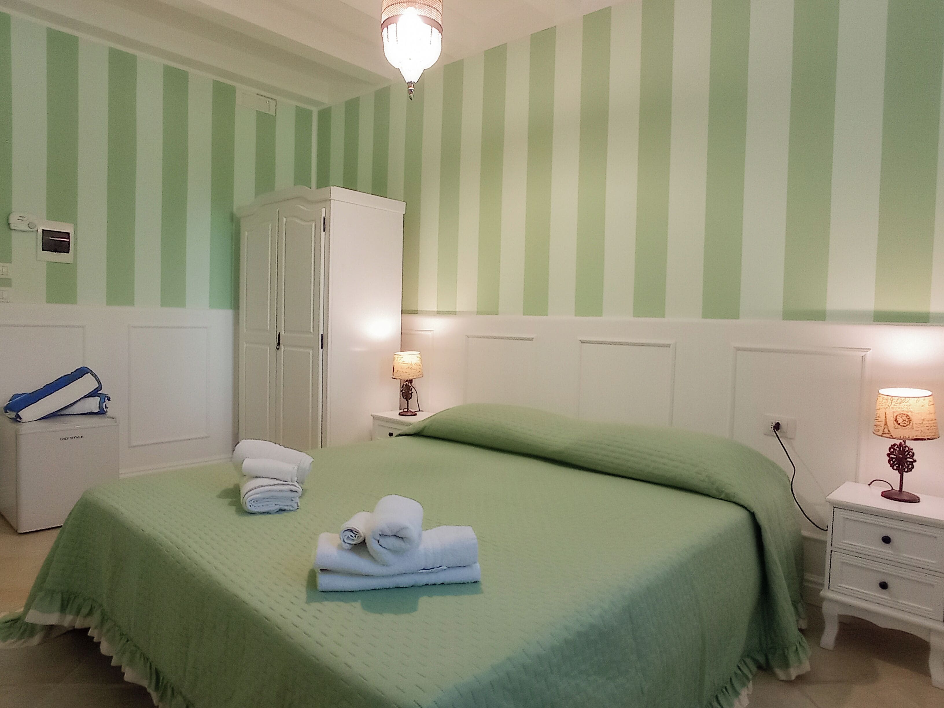 Standaard tweepersoonskamer, op benedenverdieping | Donzen dekbedden, een minibar, een kluis op de kamer