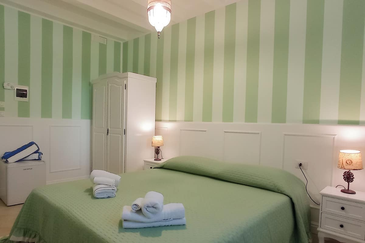 Standaard tweepersoonskamer, op benedenverdieping | Donzen dekbedden, een minibar, een kluis op de kamer