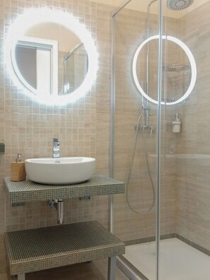 Ducha, artículos de tocador gratuitos, secador de pelo, bidet