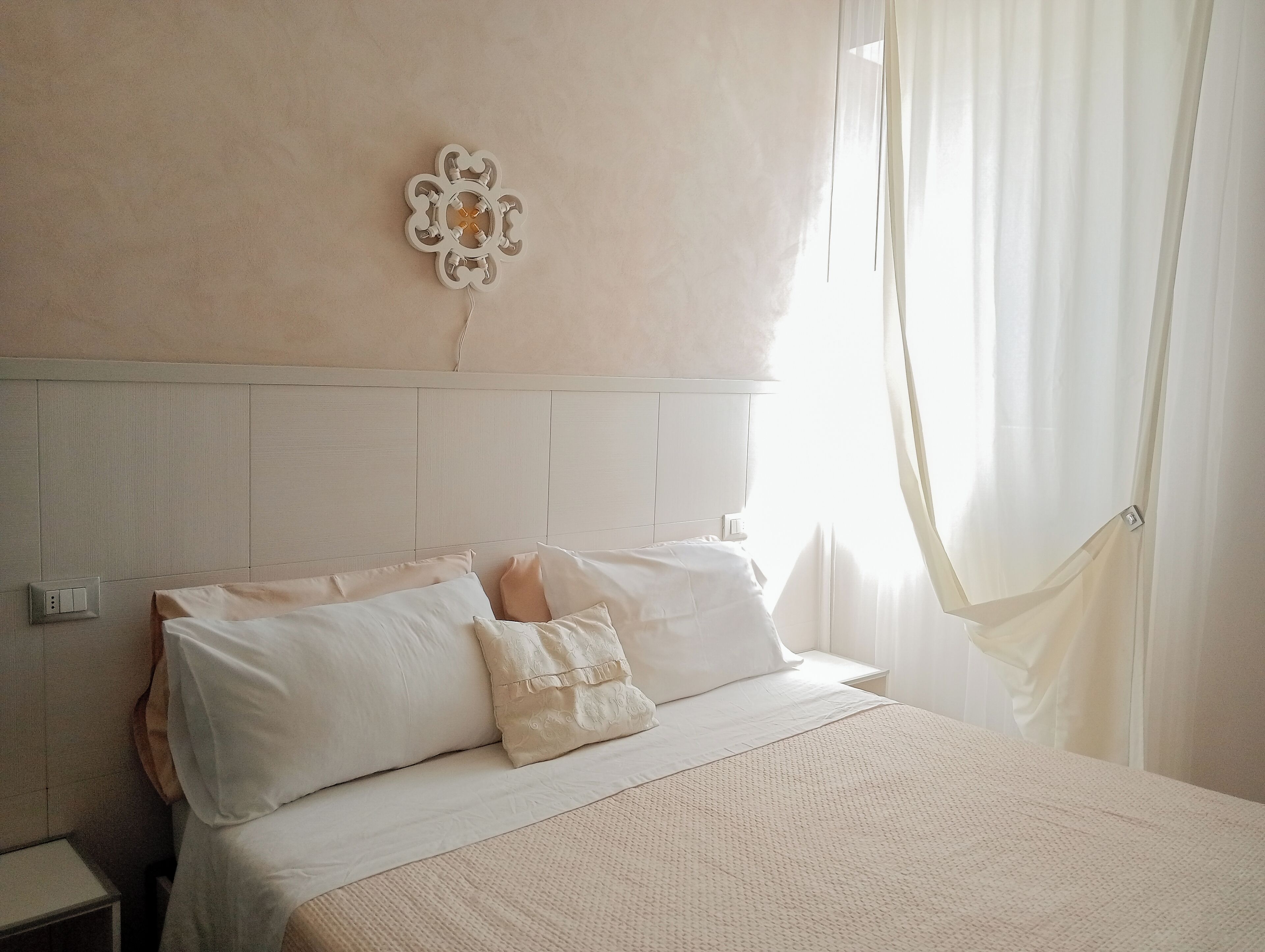 Design kamer, 1 tweepersoonsbed, uitzicht op tuin, in toren | Donzen dekbedden, een minibar, een kluis op de kamer