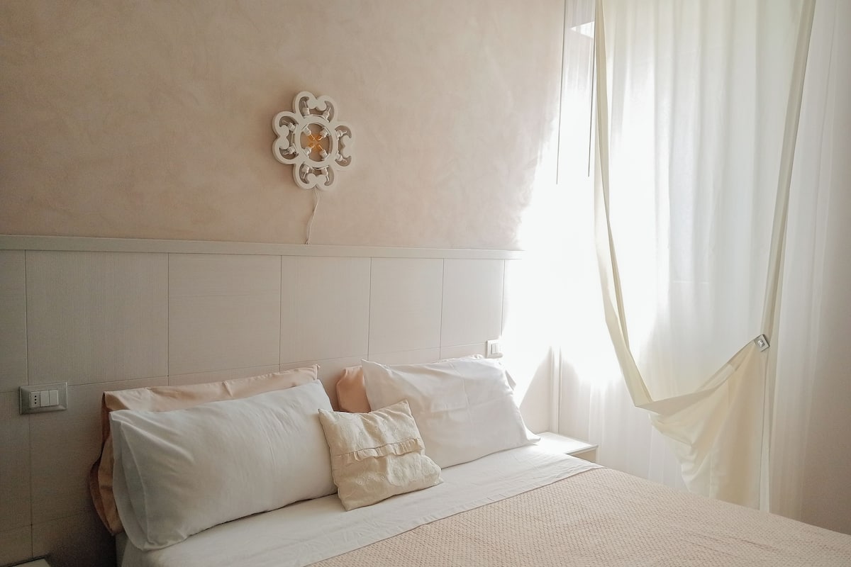 Design kamer, 1 tweepersoonsbed, uitzicht op tuin, in toren | Donzen dekbedden, een minibar, een kluis op de kamer