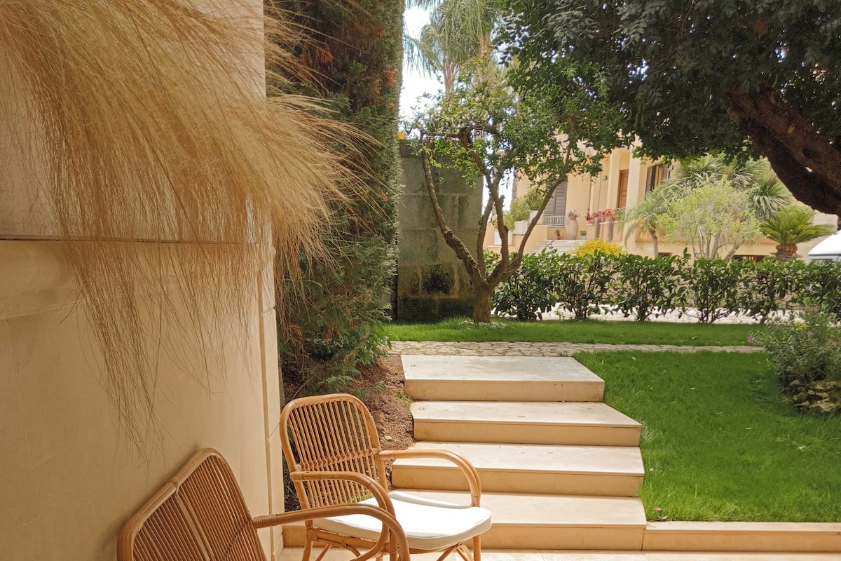 Comfort kamer, 1 tweepersoonsbed, patio, op benedenverdieping | Donzen dekbedden, een minibar, een kluis op de kamer