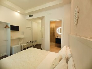 Habitación Deluxe, 1 cama matrimonial, vista a la alberca, torre | Edredón, minibar y caja de seguridad en la habitación 