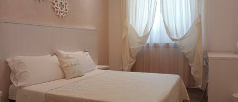 Habitación Deluxe, 1 cama matrimonial, vista a la alberca, torre | Edredón, minibar y caja de seguridad en la habitación