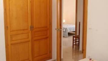 Villa | Down duvets, pillow-top beds, iron/ironing board, cots/infant beds