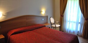 Double Room | In-room safe, individually decorated, desk, rollaway beds - Hotel Montebaldina (San Zeno di Montagna)