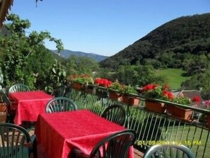 Outdoor dining - Hotel Montebaldina (San Zeno di Montagna)