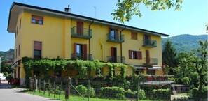 Front of property – evening/night - Hotel Montebaldina (San Zeno di Montagna)