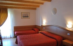 Chambre Triple | Coffres-forts dans les chambres, décoration personnalisée, bureau