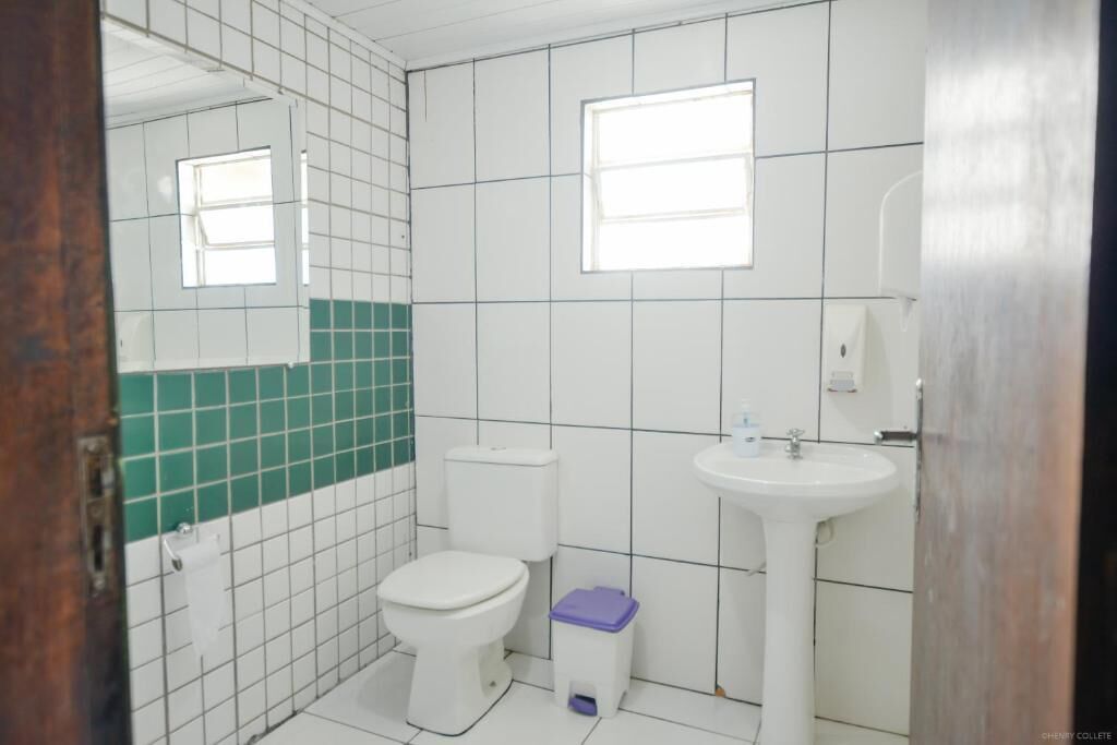 shower, free toiletries, bidet, towels