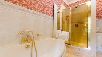 Suite (4 Poster Bed) | Bathroom | Combined shower/tub, hair dryer, towels