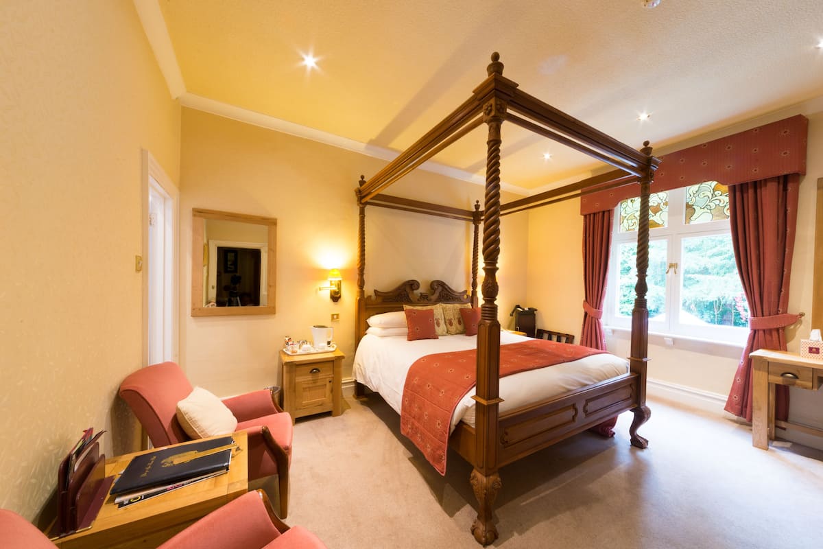 suite (4 poster bed) | 1 bedroom, desk, iron/ironing board, free wifi