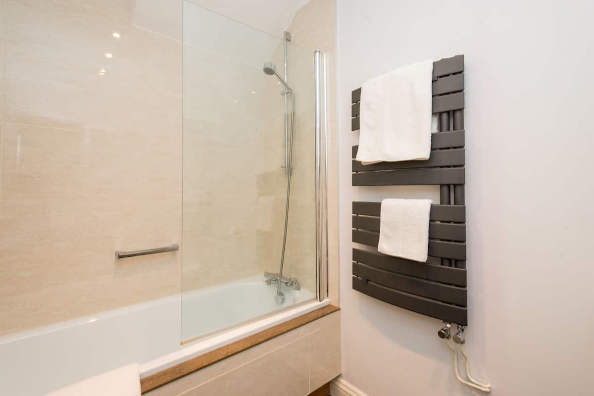 family room, multiple beds | bathroom | combined shower/bathtub, hair dryer, towels